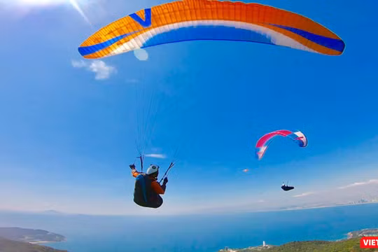 Màn trình diễn đẹp mắt tại giải Dù lượn Đà Nẵng mở rộng "Bay trên Tiên Sa 2019" diễn ra sáng 27/7