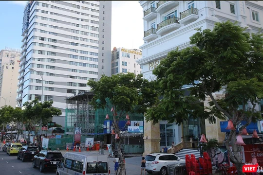 Qua kiểm tra, cơ quan chức năng phát hiện có 17/55 công trình nhà hàng, quán tạm tại khu vực ven biển trên địa bàn quận Sơn Trà được xây dựng không phép.