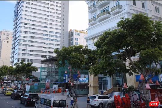 Qua kiểm tra, cơ quan chức năng phát hiện có 17/55 công trình nhà hàng, quán tạm tại khu vực ven biển trên địa bàn quận Sơn Trà được xây dựng không phép.