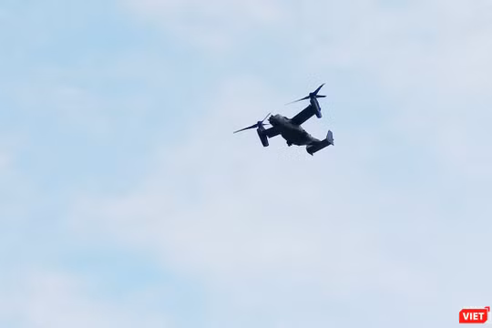 Chiều ngày 5/2, người dân địa phương đã vô tình ghi được hình ảnh của "siêu máy bay" MV-22 Osprey của Mỹ trên bầu trời Đà Nẵng. (ảnh N.Đ.Đ)
