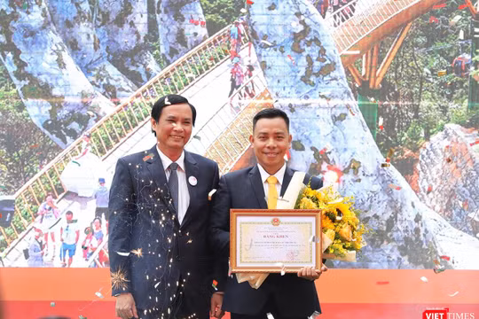 Ông Trần Văn Miên - Phó Chủ tịch UBND Thành phố Đà Nẵng trao tặng Bằng khen cho Công ty Cổ phần Dịch vụ Cáp treo Bà Nà vì đã có thành tích đóng góp xuất sắc cho sự phát triển của du lịch Đà Nẵng giai đoạn 2009-2019.