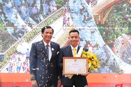 Ông Trần Văn Miên - Phó Chủ tịch UBND Thành phố Đà Nẵng trao tặng Bằng khen cho Công ty Cổ phần Dịch vụ Cáp treo Bà Nà vì đã có thành tích đóng góp xuất sắc cho sự phát triển của du lịch Đà Nẵng giai đoạn 2009-2019.