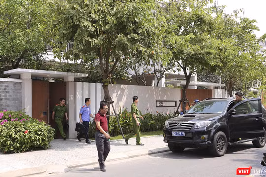 Sáng 18/3, Cơ quan điều tra Bộ Công an đã ra quyết định khởi tố bị can, tiến hành khám xét nhà ông Nguyễn Ngọc Tuấn - nguyên Phó Chủ tịch UBND TP Đà Nẵng, cũng là một trong những cán bộ có liên quan đến sai phạm về quản lý và sử dụng tài sản đất đai tại Đ