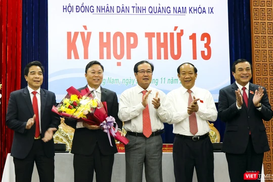 Ông Lê Trí Thanh (người cầm hoa) trở thành tân Chủ tịch UBND tỉnh Quảng Nam.