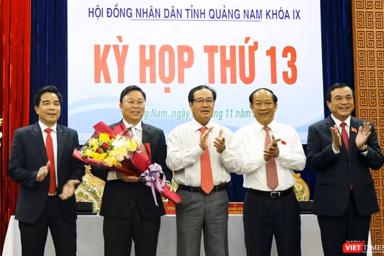 Ông Lê Trí Thanh (người cầm hoa) trở thành tân Chủ tịch UBND tỉnh Quảng Nam.