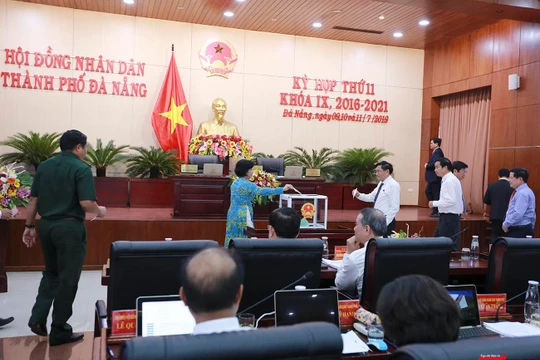 Chiều 11/7, đại biểu HĐND TP Đà Nẵng đã bỏ phiếu chấp thuận cho ông Nguyễn Bá Cảnh thôi làm nhiệm vụ đại biểu HĐND TP Đà Nẵng khóa IX, nhiệm kỳ 2016 – 2021 với số phiếu 41/42 đại biểu có mặt đồng ý.