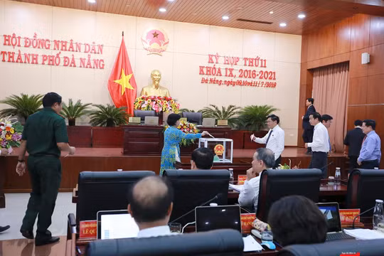 Chiều 11/7, đại biểu HĐND TP Đà Nẵng đã bỏ phiếu chấp thuận cho ông Nguyễn Bá Cảnh thôi làm nhiệm vụ đại biểu HĐND TP Đà Nẵng khóa IX, nhiệm kỳ 2016 – 2021 với số phiếu 41/42 đại biểu có mặt đồng ý.