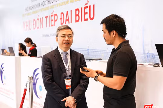 GS.TS Phạm Minh Thông Chủ tịch Hội Điện quang và Y học hạt nhân Việt Nam (bìa trái) trả lời phỏng vấn VietTimes