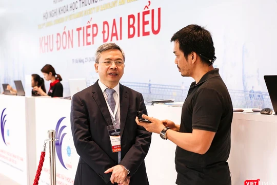 GS.TS Phạm Minh Thông Chủ tịch Hội Điện quang và Y học hạt nhân Việt Nam (bìa trái) trả lời phỏng vấn VietTimes