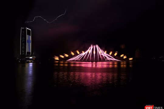 Màn pháo hoa tại DIFF 2019 của đội pháo hoa đến từ Phần Lan.