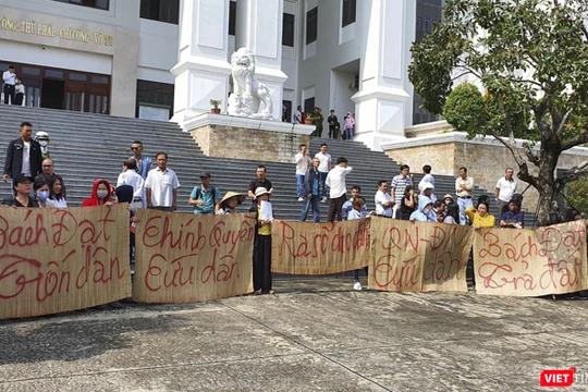 Bức xúc vì nguyên đơn vắng mặt không có lý do tại tòa, những người có quyền lợi và nghĩa vụ liên quan căng băng rôn phản đối chủ đầu tư Bách Đạt An