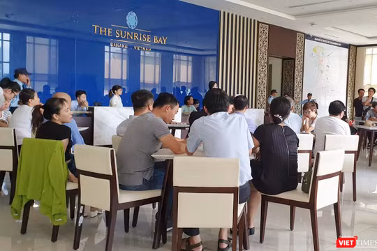 Ngày 6/8, khách hàng tập trung tại Văn phòng bán hàng The Sunrise Bay yêu cầu chủ đầu tư và đơn vị phân phối trả lời cụ thể về thời hạn bàn giao nhà.