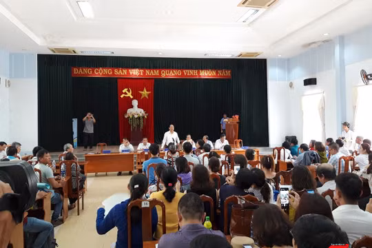 Sáng 9/4, ông Đinh Văn Thu - Chủ tịch UBND tỉnh Quảng Nam đã tiếp và ghi nhận các đề đạt của hàng trăm khách hàng liên quan đến vụ "bẻ kèo" giữa Bách Đạt An và Hoàng Nhất Nam.