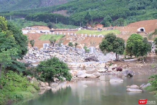 Đoạn sông Luông Đông đoạn qua khu vực dự án liên kết mở rộng công viên suối khoáng nóng Núi Thần Tài giai đoạn 2 (thuộc địa phận xã Hòa Phú, huyện Hòa Vang) đã bị chặn dòng để thi công