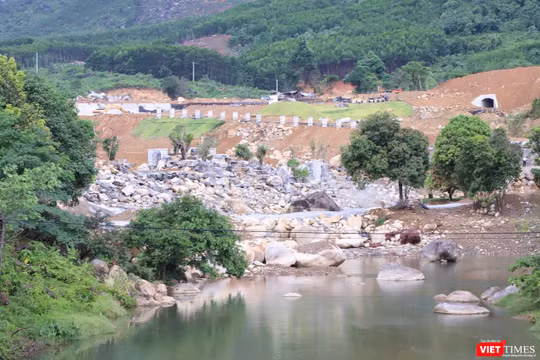 Đoạn sông Luông Đông đoạn qua khu vực dự án liên kết mở rộng công viên suối khoáng nóng Núi Thần Tài giai đoạn 2 (thuộc địa phận xã Hòa Phú, huyện Hòa Vang) đã bị chặn dòng để thi công