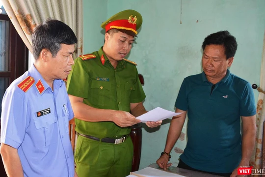 Cơ quan Cảnh sát điều tra Công an Quảng Nam tống đạt quyết định khởi tố vụ án hình sự, khởi tố bị can, bắt tạm giam 4 tháng đối với Lê Tự Trung, nguyên là cán bộ Trung tâm phát triển quỹ đất Điện Bàn (Ảnh Xuân Mai)