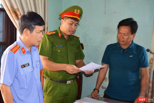 Cơ quan Cảnh sát điều tra Công an Quảng Nam tống đạt quyết định khởi tố vụ án hình sự, khởi tố bị can, bắt tạm giam 4 tháng đối với Lê Tự Trung, nguyên là cán bộ Trung tâm phát triển quỹ đất Điện Bàn (Ảnh Xuân Mai)