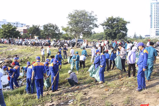 Sáng 28/9, tại Đà Nẵng, gần 2.000 người là lãnh đạo bộ ngành Trung ương, các địa phương và người dân Đà Nẵng đã hưởng ứng chiến dịch ra quân “làm sạch biển” và kêu gọi "Chung tay vì một cộng đồng không rác thải nhựa".