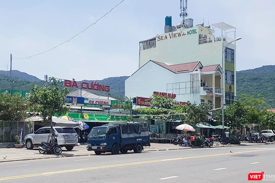 Theo ông Hoàng Công Thanh-Phó Chủ tịch UBND quận Sơn Trà, các trường hợp nhà hàng quán ăn xây dựng không phép này đã tồn tại từ lâu