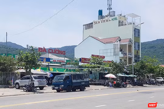 Theo ông Hoàng Công Thanh-Phó Chủ tịch UBND quận Sơn Trà, các trường hợp nhà hàng quán ăn xây dựng không phép này đã tồn tại từ lâu