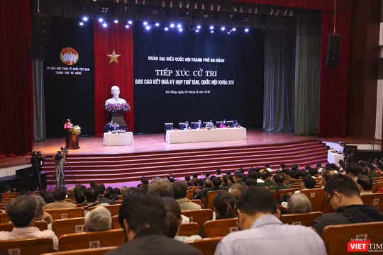 Quang cảnh buổi tiếp xúc cử tri của Đoàn đại biểu Quốc hội TP Đà Nẵng với cử tri các quận Sơn Trà, Thanh Khê và Hải Châu (TP Đà Nẵng) diễn ra sáng 3/12