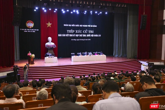 Quang cảnh buổi tiếp xúc cử tri của Đoàn đại biểu Quốc hội TP Đà Nẵng với cử tri các quận Sơn Trà, Thanh Khê và Hải Châu (TP Đà Nẵng) diễn ra sáng 3/12