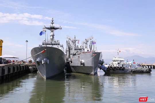 Đội tàu khu trục Moon Mu The Great và tàu hậu cần Roks Hwacheon tại cảng Tiên Sa (Đà Nẵng)