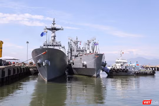 Đội tàu khu trục Moon Mu The Great và tàu hậu cần Roks Hwacheon tại cảng Tiên Sa (Đà Nẵng)