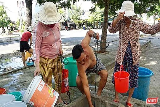 Đà Nẵng lại thiếu nước sinh hoạt, người dân phải chắt chiu, hứng từng xô nước