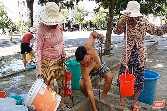 Đà Nẵng lại thiếu nước sinh hoạt, người dân phải chắt chiu, hứng từng xô nước