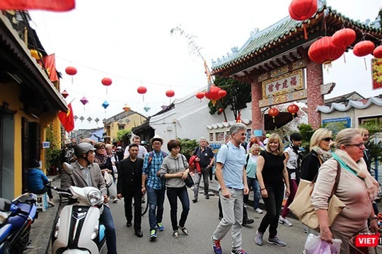 Du khách quốc tế đến với di sản phố cổ Hội An luôn tăng