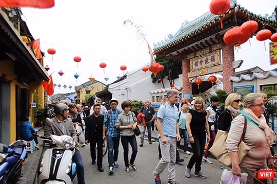 Du khách quốc tế đến với di sản phố cổ Hội An luôn tăng