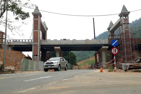 Cận cảnh cây cầu vắt ngang qua Quốc lộ 14G để phục vụ hoạt động Khu du lịch suối khoáng nóng núi Thần Tài