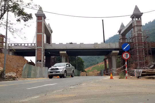 Cận cảnh cây cầu vắt ngang qua Quốc lộ 14G để phục vụ hoạt động Khu du lịch suối khoáng nóng núi Thần Tài