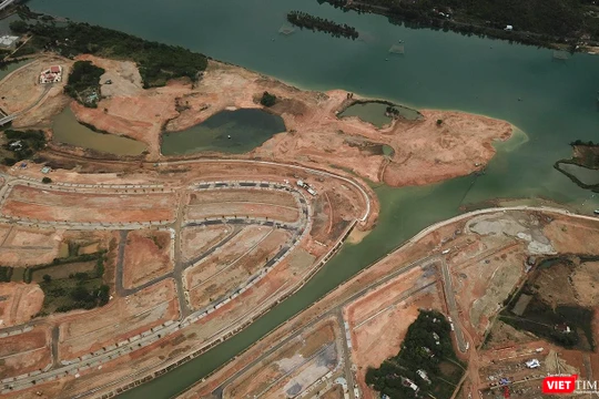 UBND quận Liên Chiểu (Đà Nẵng) vừa ra quyết định xử phạt hành chính 40 triệu đồng, đình chỉ thi công 60 ngày đối với Công ty Cổ phần Trung Nam- Chủ đầu tư Dự án Golden Hills (quận Liên Chiểu) trong việc san lấn sông Cu Đê.