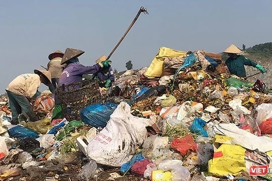 Người dân nhặt rác tại bãi rác Khánh Sơn