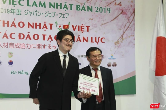 Trong khuôn khổ sự kiện Lễ hội giao lưu văn hóa Việt – Nhật & Ngày hội việc làm Nhật Bản 2019, Tập đoàn Suganuma, Eiseikai, Aijinkai và M&K (Nhật Bản) đã trao cho ĐH Đông Á gói học bổng 1,200 suất, trị giá 12 tỷ đồng cho sinh viên ngành Điều dưỡng ĐH Đông