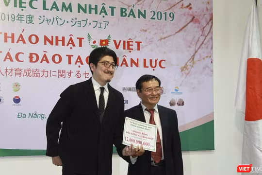 Trong khuôn khổ sự kiện Lễ hội giao lưu văn hóa Việt – Nhật & Ngày hội việc làm Nhật Bản 2019, Tập đoàn Suganuma, Eiseikai, Aijinkai và M&K (Nhật Bản) đã trao cho ĐH Đông Á gói học bổng 1,200 suất, trị giá 12 tỷ đồng cho sinh viên ngành Điều dưỡng ĐH Đông