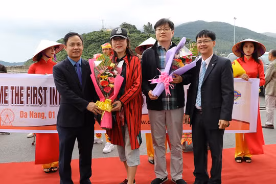 Lãnh đạo Sở Du lịch TP Đà Nẵng tặng hoa chúc mừng những vị khách quốc tế đầu tiên xông đất Đà Nẵng trong năm 2019.