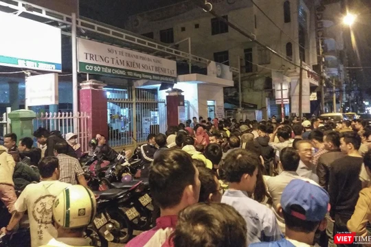 Người dân vạ vật, chờ xếp hàng lấy phiếu tiêm vacxin cho con từ đêm hôm trước