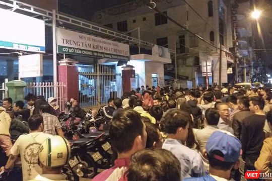 Người dân vạ vật, chờ xếp hàng lấy phiếu tiêm vacxin cho con từ đêm hôm trước