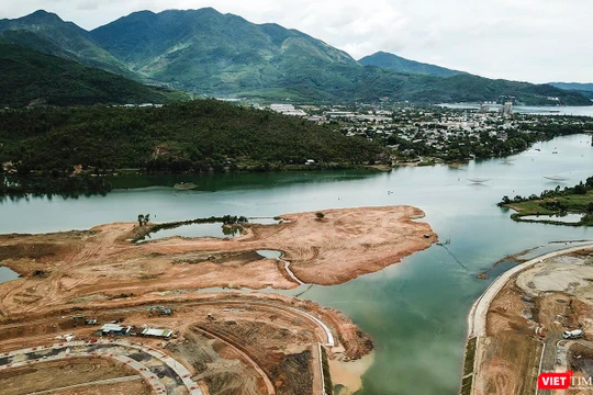 Hiện trường thi công nền tại Khu D2-Dự án Khu đô thị Golden Hills do Công ty CP Trung Nam làm chủ đầu tư khi chưa có hồ sơ quy hoạch hạ tầng kỹ thuật và giấy phép xây dựng của cơ quan có thẩm quyền phê duyệt.