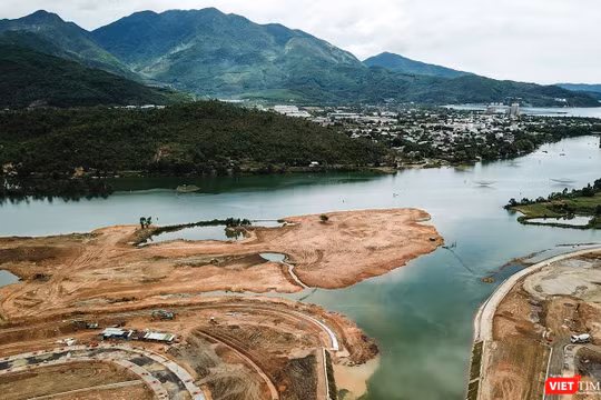 Hiện trường thi công nền tại Khu D2-Dự án Khu đô thị Golden Hills do Công ty CP Trung Nam làm chủ đầu tư khi chưa có hồ sơ quy hoạch hạ tầng kỹ thuật và giấy phép xây dựng của cơ quan có thẩm quyền phê duyệt.