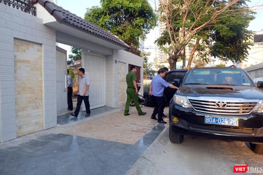 Lực lượng chức năng tiến hành khám xét tại nhà riêng của ông Nguyễn Thanh Sang - nguyên Giám đốc Sở Tài chính TP Đà Nẵng, chiều 19/3.