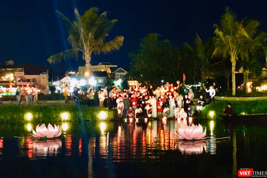 Tối 14/8, tại Hội An, 7 đài sen lớn mừng mùa Vu Lan 2019 đã được thắp sáng trên sông.