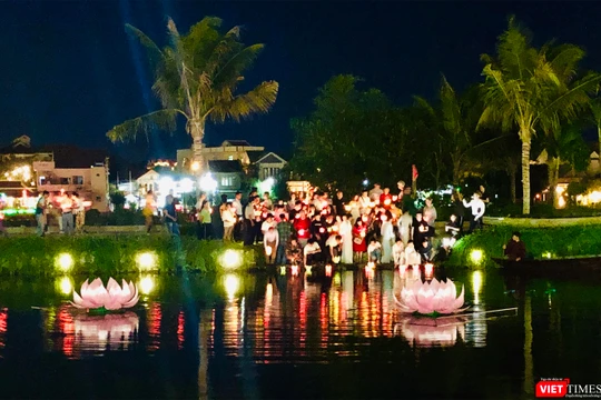 Tối 14/8, tại Hội An, 7 đài sen lớn mừng mùa Vu Lan 2019 đã được thắp sáng trên sông.