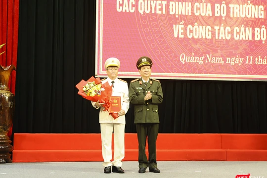 Trung tướng Nguyễn Văn Sơn - Thứ trưởng Bộ Công an trao quyết định bổ nhiệm Giám đốc Công an tỉnh Quảng Nam cho Đại tá Nguyễn Đức Dũng.