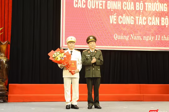 Trung tướng Nguyễn Văn Sơn - Thứ trưởng Bộ Công an trao quyết định bổ nhiệm Giám đốc Công an tỉnh Quảng Nam cho Đại tá Nguyễn Đức Dũng.