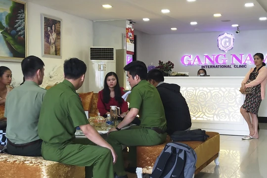 Cơ quan Công an làm việc, ghi nhận phản ánh của các phụ nữ đến đòi tiền tại cơ sở Gang Nam Spa