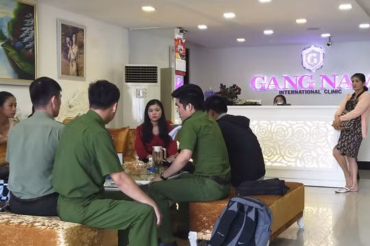 Cơ quan Công an làm việc, ghi nhận phản ánh của các phụ nữ đến đòi tiền tại cơ sở Gang Nam Spa
